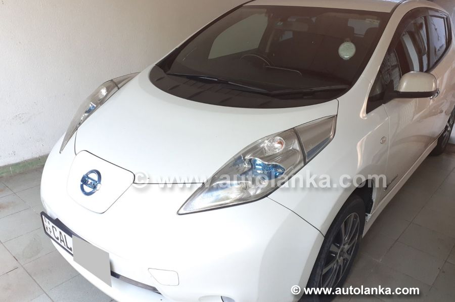 White Nissan LEAF 2015